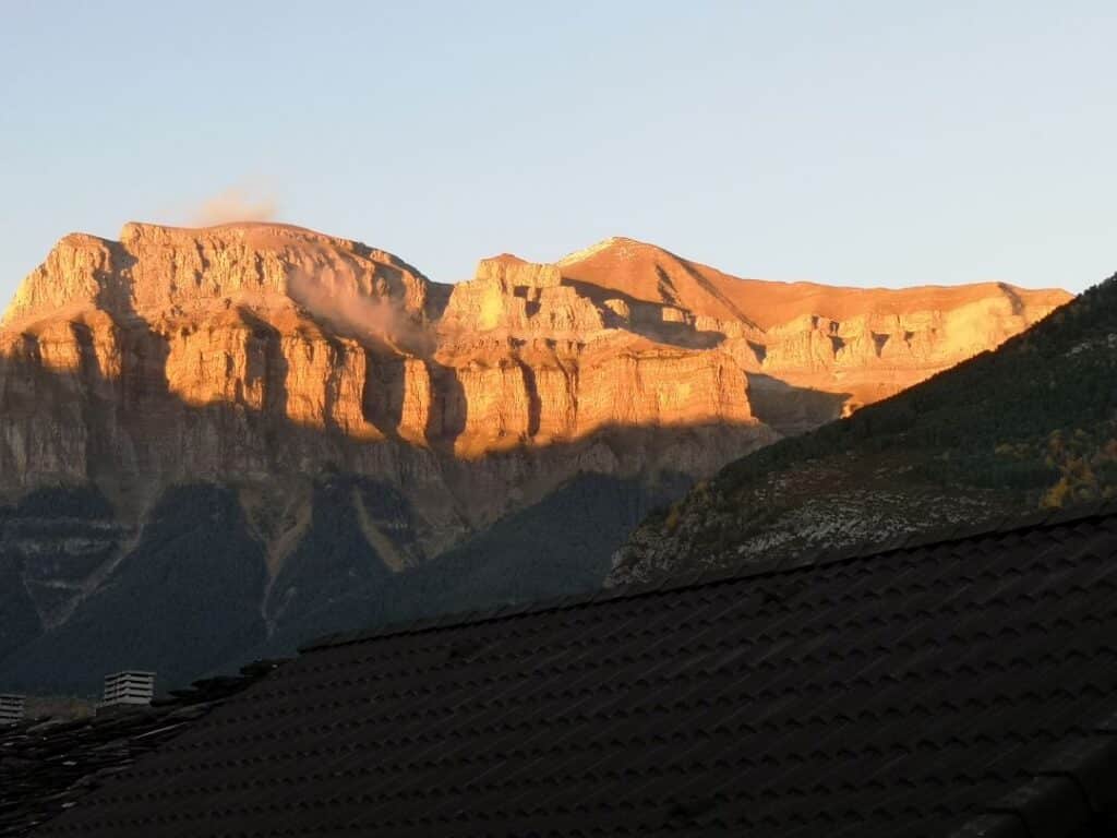 Monte Perdido con sus paredes verticales en el Parque Nacional de Ordesa