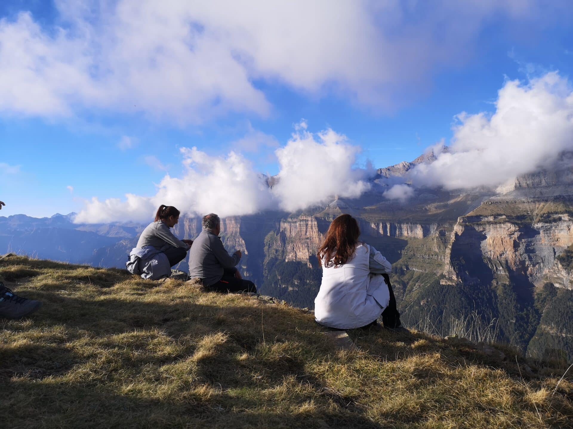 Grupo disfrutando de las vistas desde los miradores de Ordesa durante una excursión en 4x4