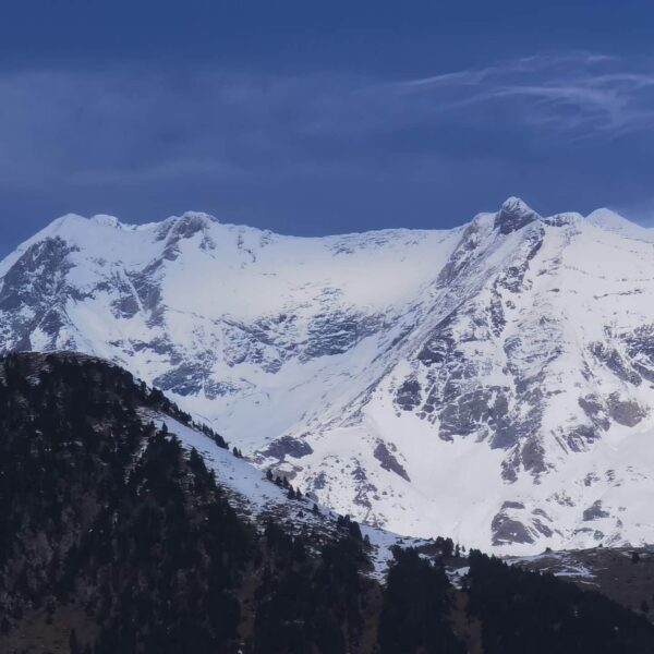 Montaña nevada en el Valle de Bujaruelo durante la excursión invernal