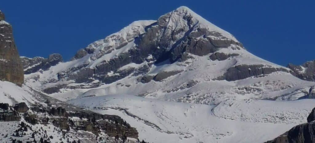 Cima nevada en la zona de Bujaruelo durante la ruta al Mirador del Quebrantahuesos