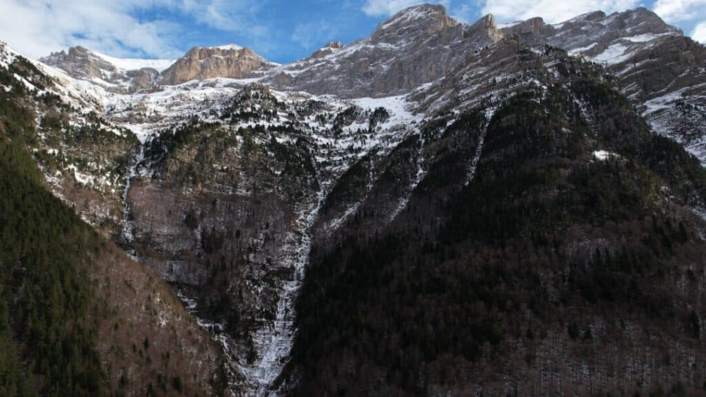 Vista invernal del Pico de Escuzana desde el Valle de Bujaruelo