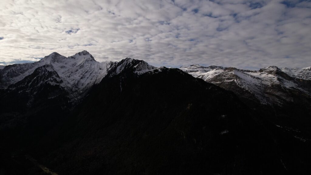 Vista del Pico de Otal nevado desde la zona de Escuzana en invierno
