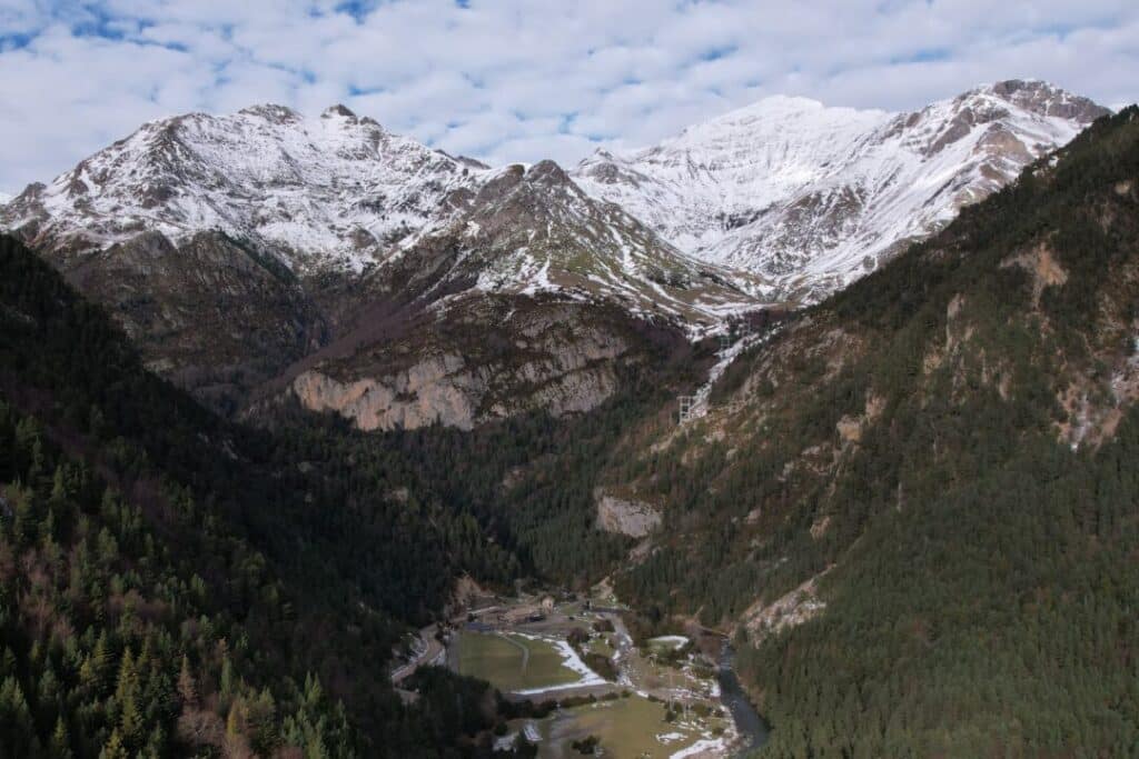 Vista del refugio de San Nicolás de Bujaruelo desde las alturas en invierno