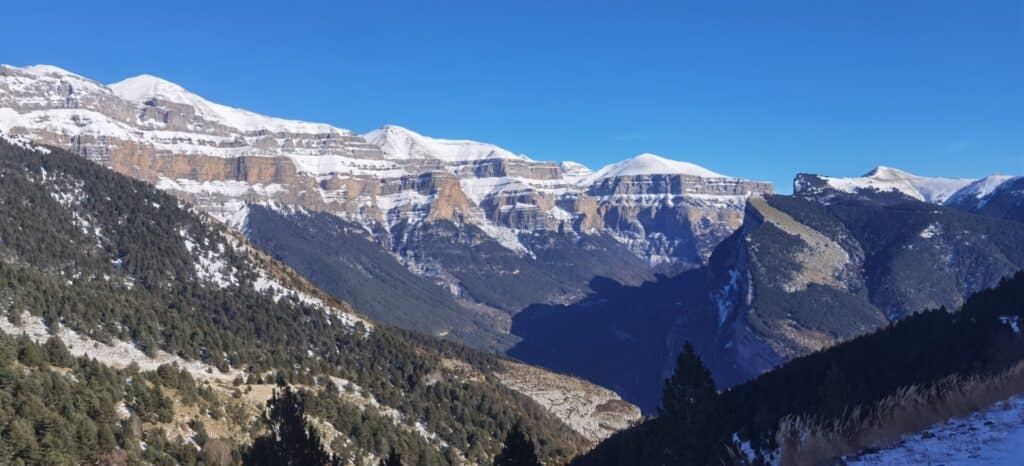 Valle de Bujaruelo con cordillera montañosa nevada en invierno
