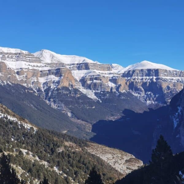 Valle de Bujaruelo con cordillera montañosa nevada en invierno