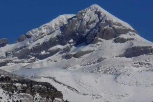 Cima nevada en la zona de Bujaruelo durante la ruta al Mirador del Quebrantahuesos