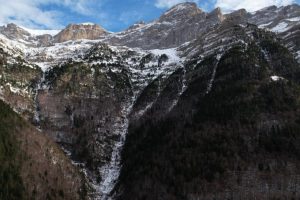 Vista invernal del Pico de Escuzana desde el Valle de Bujaruelo