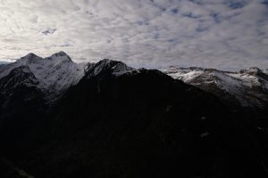 Vista del Pico de Otal nevado desde la zona de Escuzana en invierno