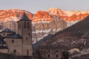 Vista de Torla-Ordesa con las montañas nevadas de Bujaruelo al fondo