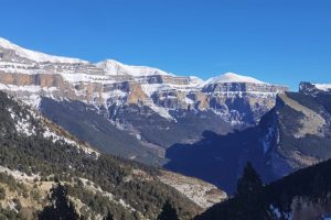 Valle de Bujaruelo con cordillera montañosa nevada en invierno